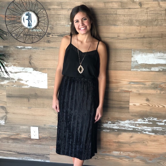 V-neck cami in black. Sheer trim. M - Picture 2 of 8